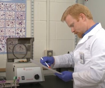 Клиника лечения наркозависимости в Жукове Врач в кабинете клиники